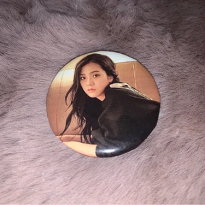 Blackpink brosch - Brosch på Jisoo från Blackpink som är cirka 4cm. Hör av er gärna för fler detaljer på broschen eller frågor 🤍