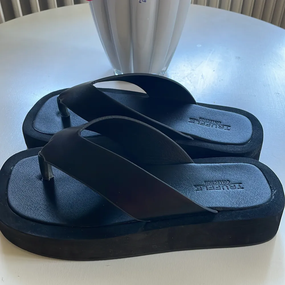 Säljer dessa sprillans nya sandalerna från asos då jag beställde två st i olika storlekar, dom är i 37 men om man pendlar imellan passar dom även 38 !💕. Skor.