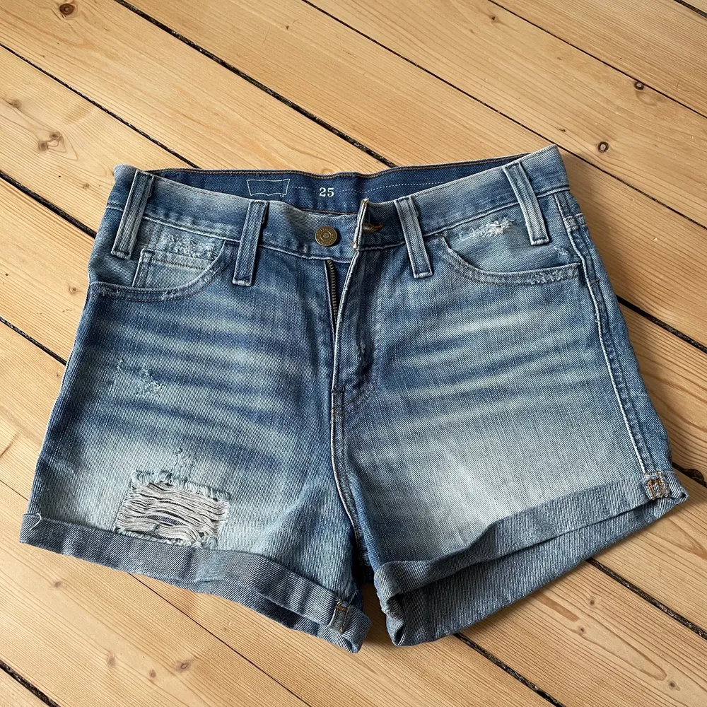 Fina, knappt använda Levis shorts i en ljusare färg. Strl 25, ganska högmidjade. Skriv för fler bilder eller pris förslag🌈 Spårbar frakt 39 kr.. Shorts.