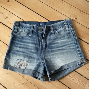 Levis shorts - Fina, knappt använda Levis shorts i en ljusare färg. Strl 25, ganska högmidjade. Skriv för fler bilder eller pris förslag🌈 Spårbar frakt 39 kr.