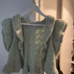 Grön stickad kofta från Zara - Säljer denna gröna stickade koftan från Zara. Endast använd en gång. Storlek S. Säljer för 200+frakt. Dm för fler bilder!