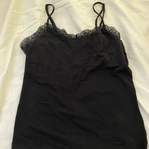 spets linne - en fin och skön tröja från HM! den e väldigt fin att ha till nån middag eller nu speciellt på sommaren! väldigt fräsch och knappt använd! 💕 kontakta mig om ni har några frågor 🫶