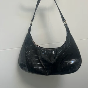 Black Leather Shoulder bag  - Den här svarta läder väskan (inte riktig läder!) är köpt från ginatricot för 350kr. Den är i bra skick och är använd endast fåtal gånger. Jag säljer den för att jag använder den för sällan. Det kan bli budgivning om många är intresserade! xx 
