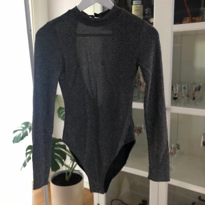 Glittrig body  - En glittrig body med öppen rygg, använd ett fåtal gånger, storlek S