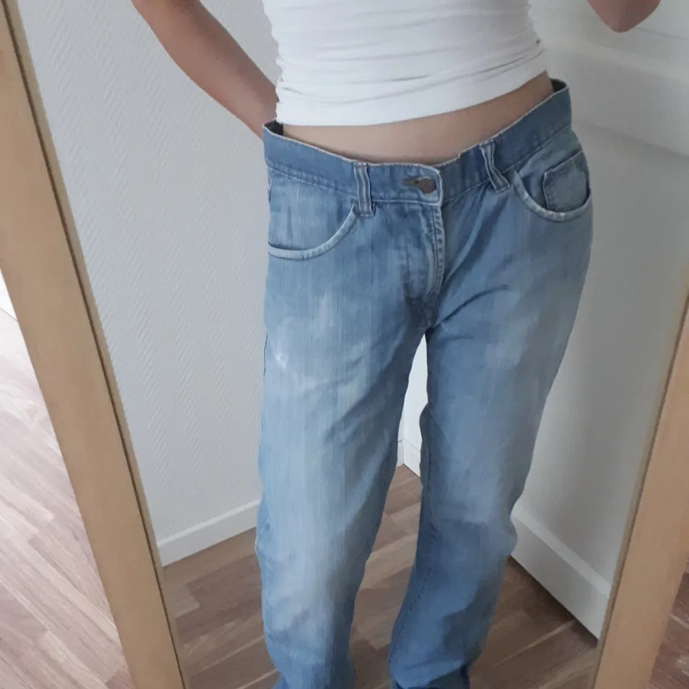 Balla midrise eller lågmidjade jeans från herravdelningen💙 Kan säkert bäras som vanliga raka jeans om du har en annan storlek (brukar själv ha S)💙💙. Jeans & Byxor.