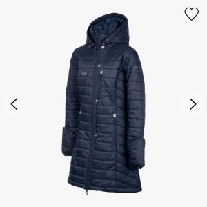 Uhip kappa - Säljer min superfina uhip kappa som tyvärr         inte kom till användning, använd 1-2 gånger och nu är den för liten, nypris 1495kr, köparen står för frakt❤️