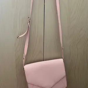 Säljer denna rosa väska pga att den tyvärr inte kommer till användning💗