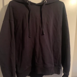 Hoodie från lager 157 - Hoodie från lager 157 säljes pga att den är för liten för mig💕 orginalpris 150, inga hål eller fläckar. Strl S men skulle även kunna passa XS. Bild med hoodien på kan fås privat! Frakt 66kr tillkommer.