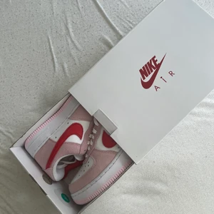 Nike air alla ❤️s dag edition  - Nike air force korta köpta genom SNKRS alla ❤️ dag edition 2021  Aldrig använda! 
