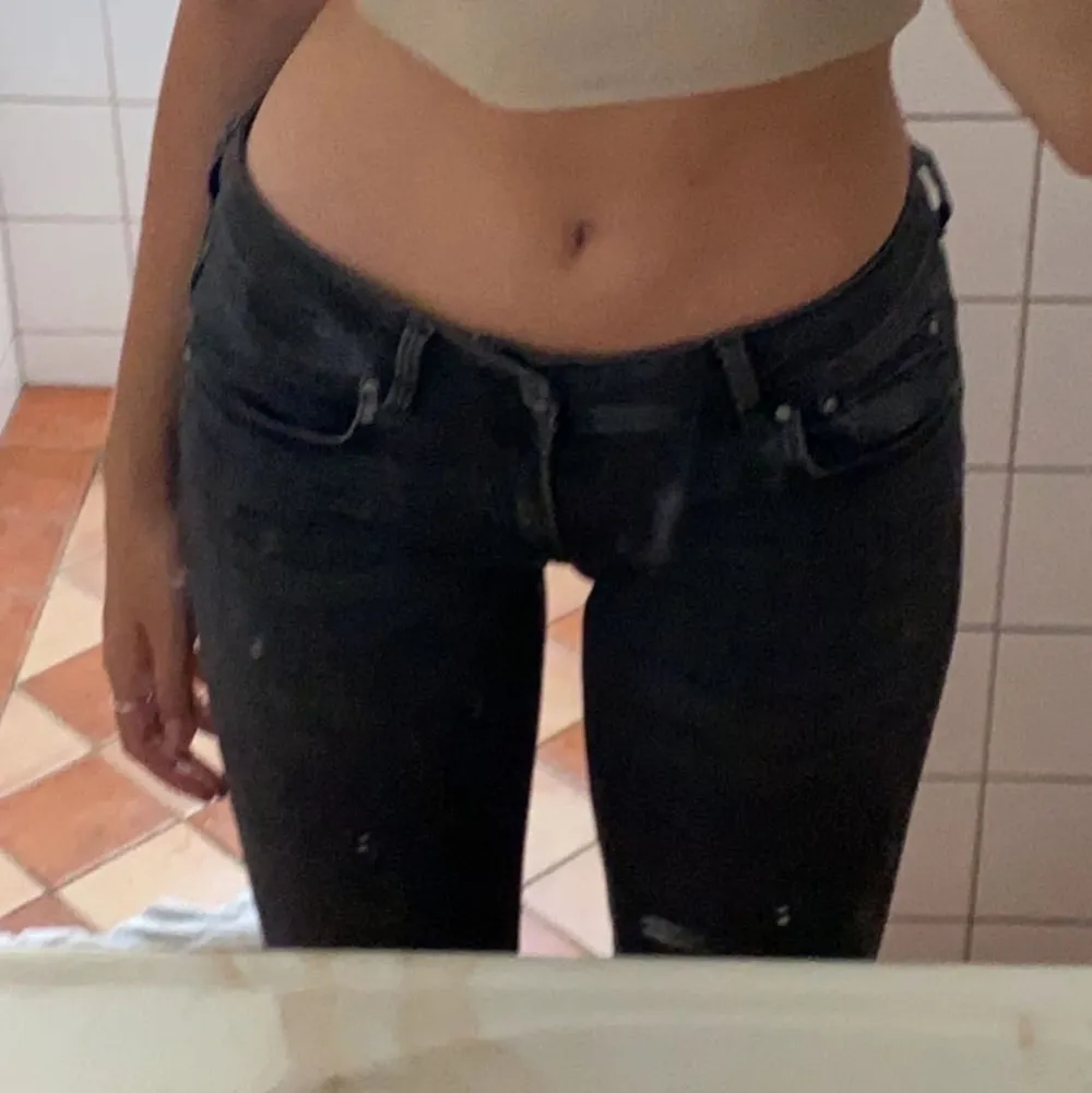 skitsnygga slutsålda lågmidjade jeans från märket pepe jeans. Säljer dem för att dem inte riktigt är min stil. Endast använda ett fåtal gånger. Dm för bättre bilder. Pris kan alltid diskuteras (nypris runt 700 kr). Jeans & Byxor.