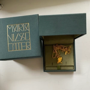 BYTA - Skulle vilja BYTA halsbandet mot någon av örhängena eller något annat från Maria Nilsdotter💕💕 Byter endast mot Maria Nilsdotter!!! skriv om du har något i guld du kan tänka dig byta mot! Kan överväga att sälja vid bra bud