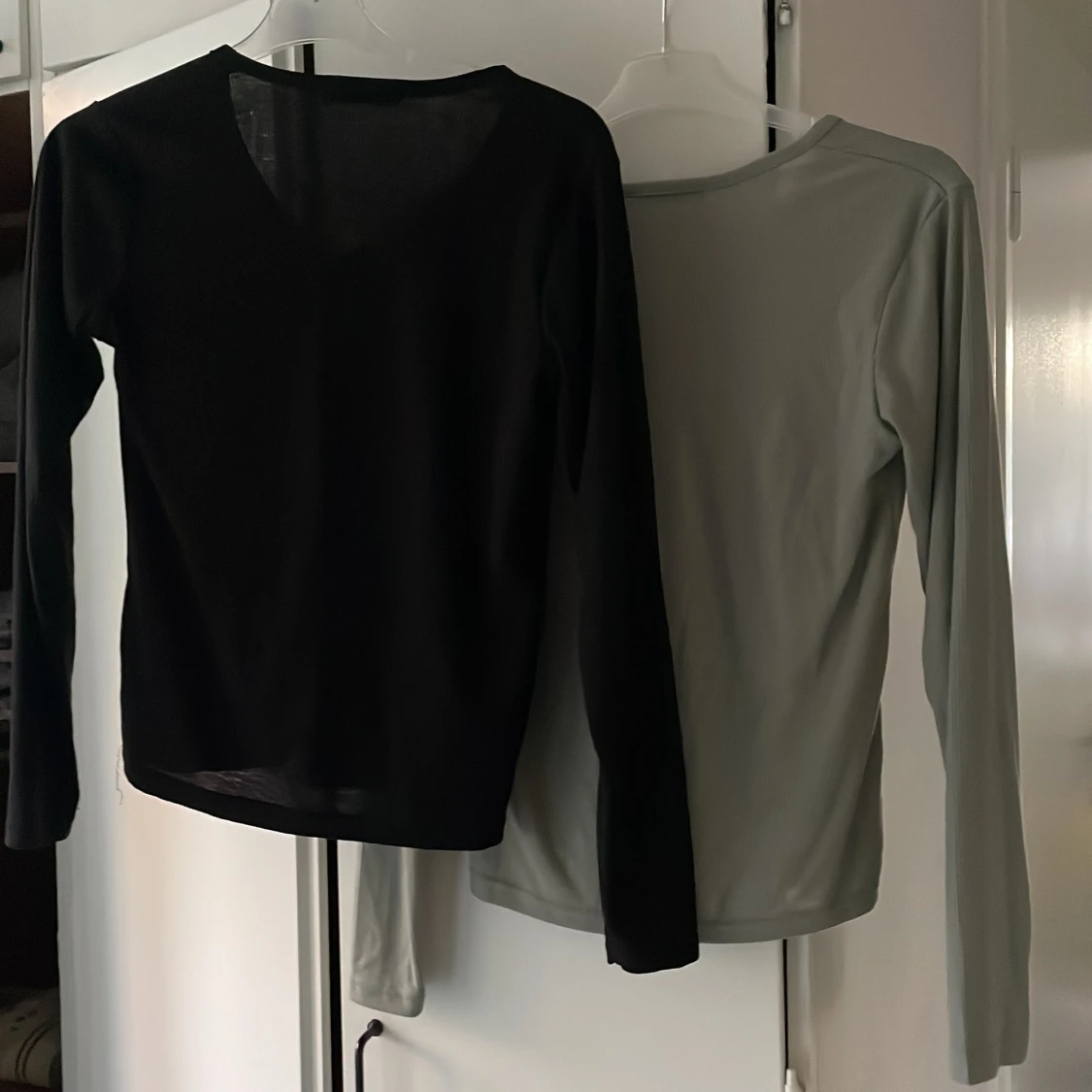 2 st randiga bas tröjor med v-hals - 91