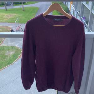 Stickad sweatshirt från dressman i storlek L. Färgen är vinröd!