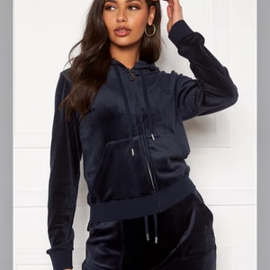 Mörkblå juicy kofta  - Mörkblå juicy kofta köpt från nk för någon månad sen men endast använd några få gånger. Nypris 1200kr