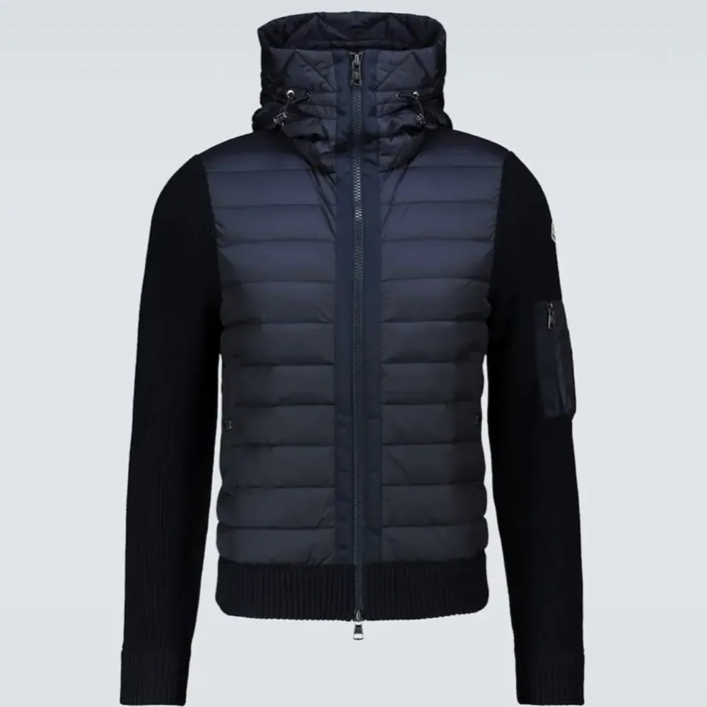 Marinblå (Navy) Moncler cardigan till salu. Storlek M (passar S). Skick 9,5/10, väldigt försiktgt använd. Digitalt kvitto finns.. Jackor.