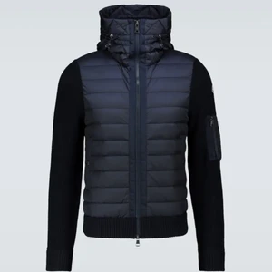 Moncler tricot panelled jacka - Marinblå (Navy) Moncler cardigan till salu. Storlek M (passar S). Skick 9,5/10, väldigt försiktgt använd. Digitalt kvitto finns.