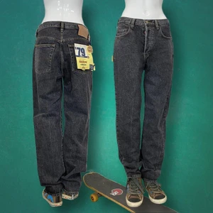 Dobber Jeans  - Coola jeans från Dobber, ‘79 classic fit. Storlek 31x32. Lapparna finns kvar. Nypris 399kr. Osäker om jeansen är för män eller kvinnor. Förstor för dockan, sitter lågmidjad på henne.  Mått: Midjebredd 39cm Höftbredd 46cm Innerbenslängd 83cm