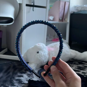 Hårband   - Ett fint marin blått hårband som passar till mycket säljer för är inte riktigt min stil längre men fint 