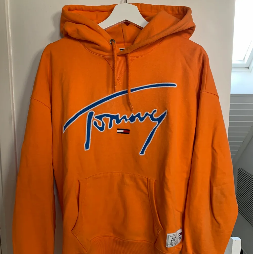 Orange hoodie från Tommy Hilfiger i Storlek S Fint skick Skicka meddelande för fler bilder!. Hoodies.