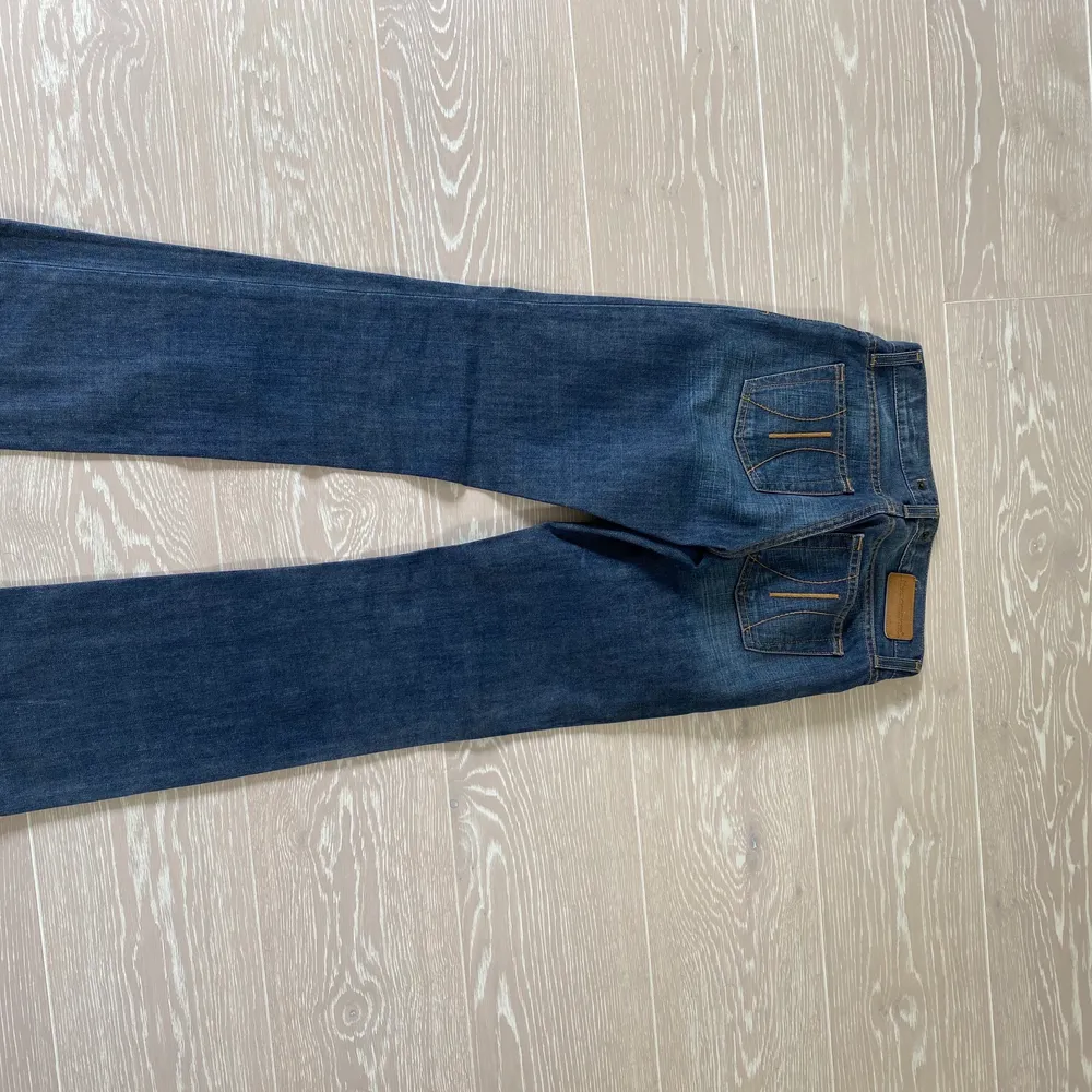 Säljer mina super snygga Fornarnia jeans pga att de inte längre passar💕 Vet ej vilken storlek de är i men skulle gissa på ca 24/30🫶🏻 Jeansen är i bra skick. ‼️frakt ingår inte i priset‼️. Jeans & Byxor.