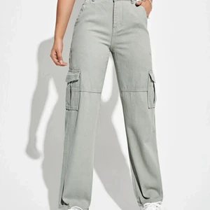 gråa cargos  - Snygga gråa cargobyxor från shein använt en gång! Är 1,63! 