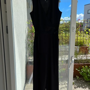 Svart jumpsuit urringad - Svart jumpsuit från Only, strl 36. Väldigt fint skick.