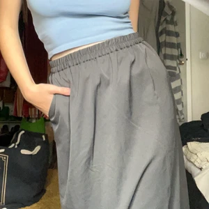 grå kjol - så snygg lite längre kjol med resår i midjan. casual. slits där bak. fickor! 