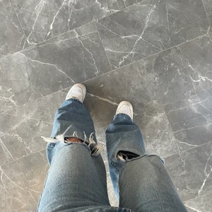 Coola jeans  - Säljer nu ett par jeans från Gina i storlek 36 men funkar som 38! Säljes då dem inte längre kommer till användning tyvärr.💕 köparen står för frakt. 