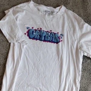 Oversized T-shirt från Weekday  - Är fortfarande i bra skick. Cool T-shirt. Den är oversized. Frakt ingår inte i priset.