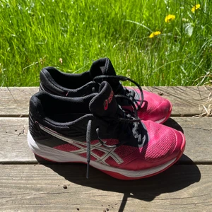 Asics idrotts skor - Väldigt använda men hela säljer för dom är för små