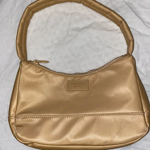 Handväska från pull&bear - Väskan är sparsamt använd men har fått en fläck på sig när den legat och skrotat i garderoben men inget som man tänker på. Skickar gärna med PostNord brev 45 kronor