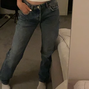 Zara jeans 🤍🖤🤍 - Lägger nu ut mina poppis zara jeans i mörkblått 💙 anledningen är endast att jag har köpt nya, inte använda alls mycket och inga synliga defekter eller så. Vid frågor och så vidare, skriv privat 💕 ( osäker på frakten, vi tar det vid eventuellt köp ) 
