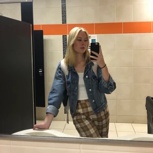 Byxor NA-KD x misslisibell - Säljer dessa fina byxor från misslisibells kollektion med NA-KD🧡 Byxorna är något noppriga på baksidan över rumpan. Frakt kan variera beroende på pris. (Tryck INTE på köp nu)