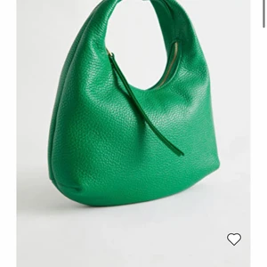 Leather tote bag  - Leather tote bag från & other stories i färgen grön! Slutsåld på hemsida! Väldigt fint skick använd fåtal gånger!💚
