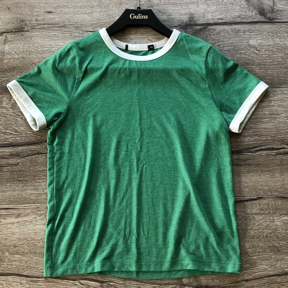 Grön t-shirt från BikBok 💚 Köpt secondhand och endast provad ☺️. T-shirts.