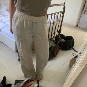 Linnebyxor - Linnebyxor från H&M stl S💘 midwaist men går även att vika ner som på första bilden för mer lågmidjat!🥰