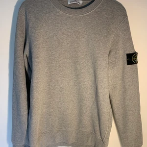 Stone Island tröja - Säljer min Stone Island tröja. Den är använd försiktigt och är i god kvalite. Pris kan diskuteras 