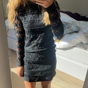 Klänning  - Super fin klänning som tyvärr inte kommer till användning längre. För fler frågor kontakta ❤️❤️