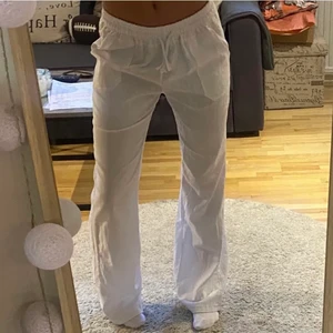 Vita linnébyxor  - Lånad bild här från plick!  Linnébyxor från by anastasia i strl M. De är endast använda 1 gång, passar perfekt i längden på mig som är 166 cm. Kom privat för mer bilder. Frakt tillkommer ej i priset! (Frakt 60kr) 