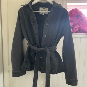 Carin Wester jeansjacka - Säljer en Carin Wester jacka som jag köpt på Plick men som inte riktigt var min stil. Jeansjackan har band som man kan knyta runt midjan men som även går att ta bort. Nypris är 799kr. Köparen står för frakten. Skriv för fler bilder/frågor💗