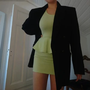 Grön klänning  - Sååååå snygg kort grön klänning med volanger i midjan! Mintgrön färg, som min kamera tyvärr inte riktigt visar på bilderna :/ Bra skick och storlek s men stretchig och passar mig som har M/L! Frakt: 48kr vanlig, eller 66kr spårbar <3