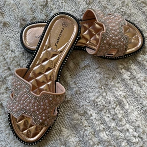 Sommar tofflor  - Helt nya super fina tofflor i storlek 40. Är dock små i storlek så skulle säga att dem passar en 39 