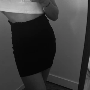 Svart kjol - Svart tight kjol Storlek XS Frakt tillkommer