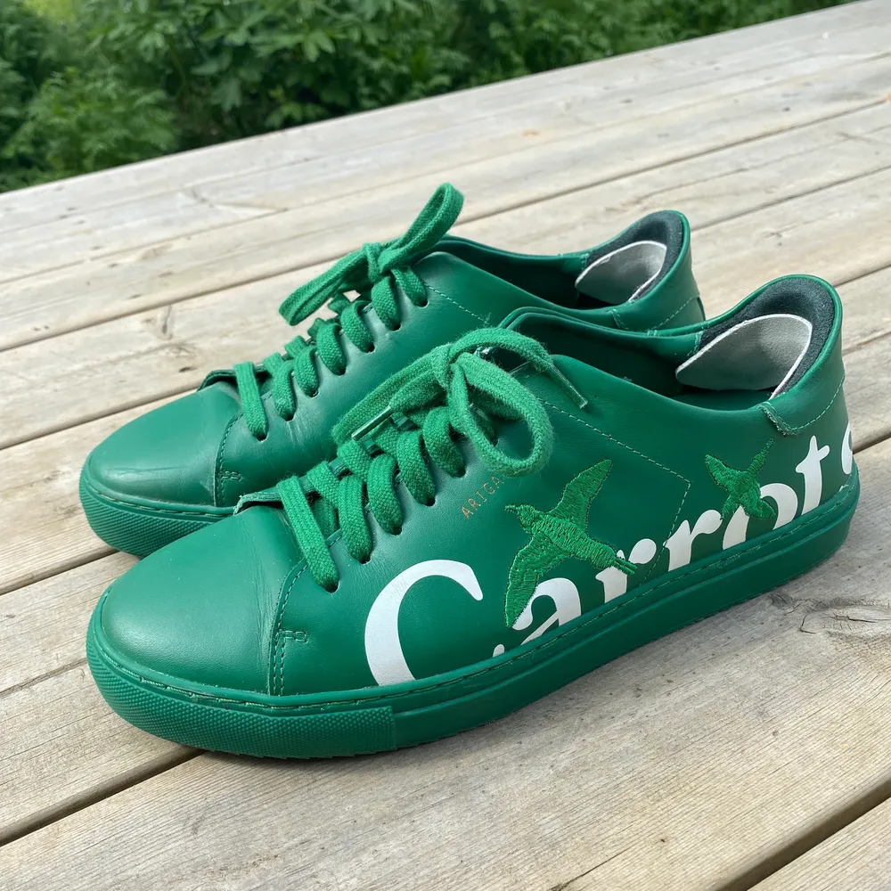 Coola, gröna skor från Arigato, använda fåtal gånger. Tyvärr är de för stora för mig så måste nu sälja de vidare. Nypris 2000, limited edition. . Skor.