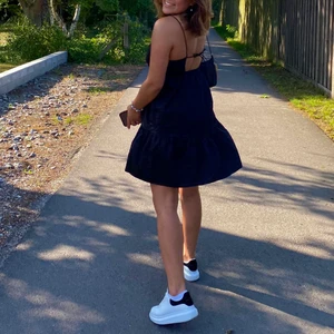 Svart klänning - Säljer denna söta sommarklänningen från Zara!! 🖤🖤🖤 Helt slutsåld på deras hemsida! Säljer pågrund av för liten storlek, därav är den endast använd 1 gång (köparen står för frakt)