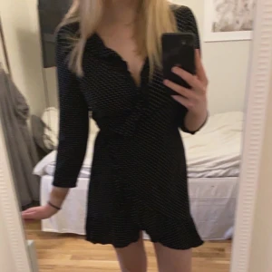 Polka dot klänning - Klänning ifrån Only i storlek 38, passar även 36. Mörkblå med vita prickar, kontakta för fler detaljerade bilder. 🚚: 45kr