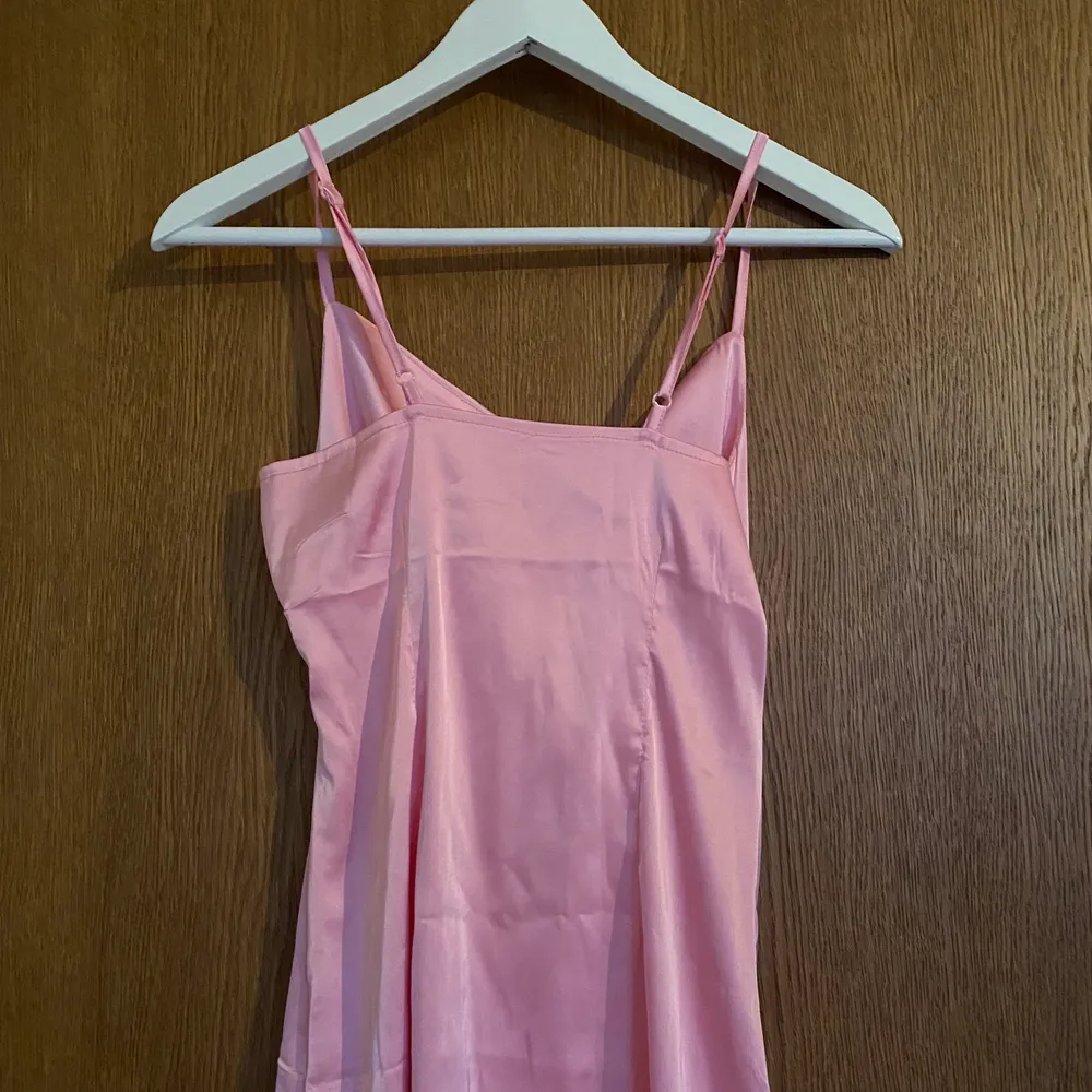 En super söt ljusrosa klänning med en liten slits och justerbara band från Shein. St.XS, aldrig använt. Klänningar.