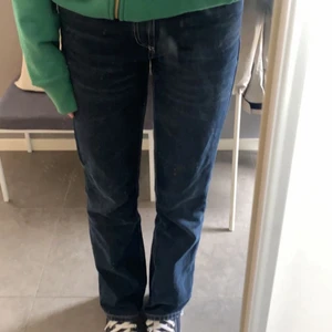 Mid waist zara jeans - Mid waist zara jeans som är i en straight modell🤍 storlek 36, prislapp sitter fortfarande kvar, alltså helt oanvända