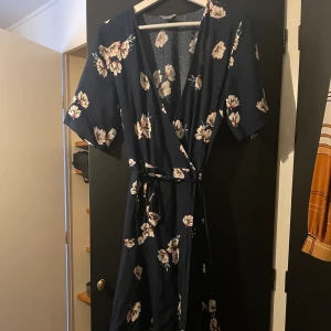 Omlottklänning - Blommig omlottklänning i storlek 34. 120kr + frakt 