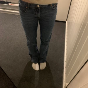 Lågmidjade jeans - Superfina lågmidjade mörkblå jeans som inte kommit till användning så näst intill nya💕💕